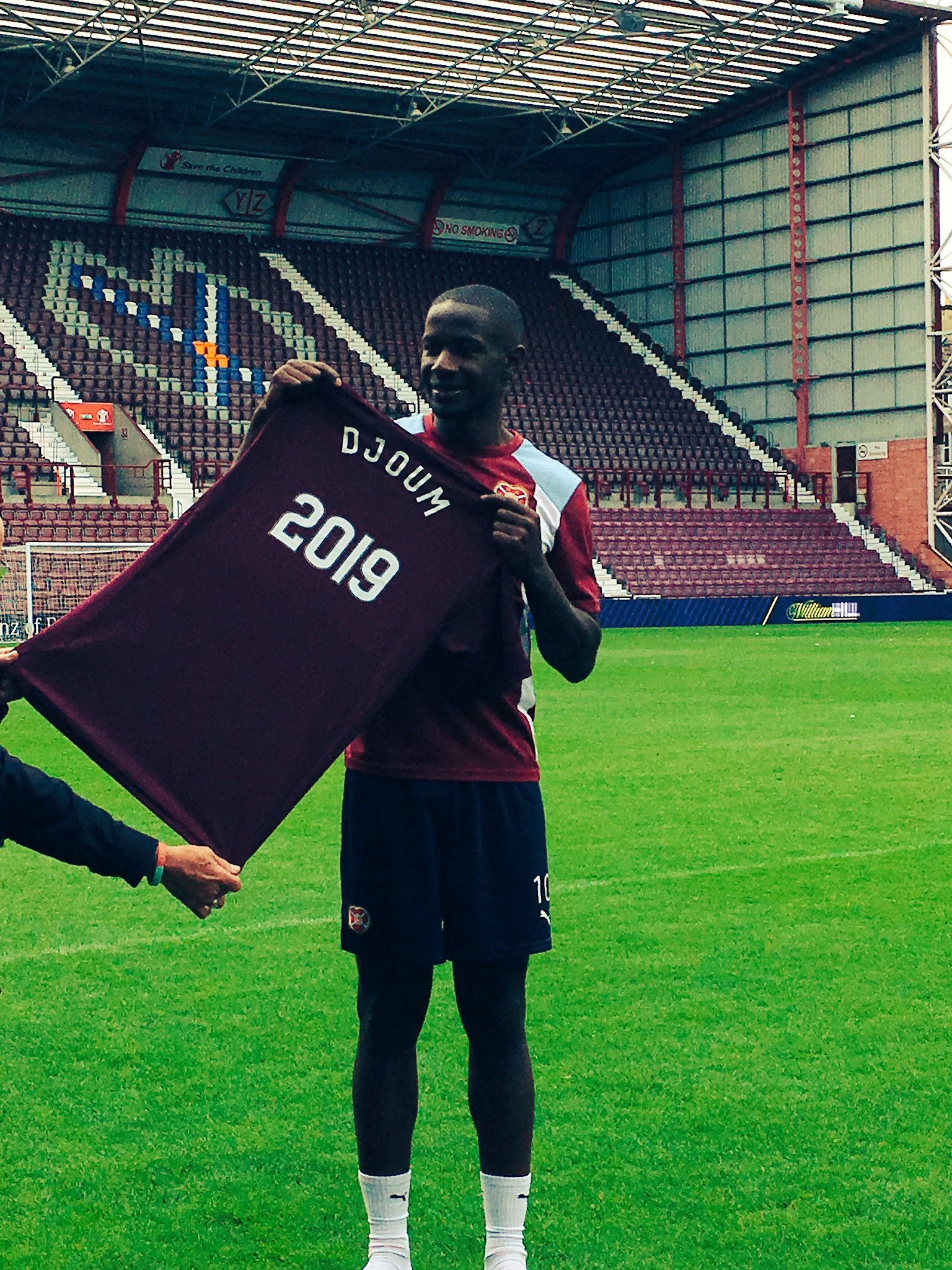 Arnaud Djoum renueva con el Hearts of Midlothian