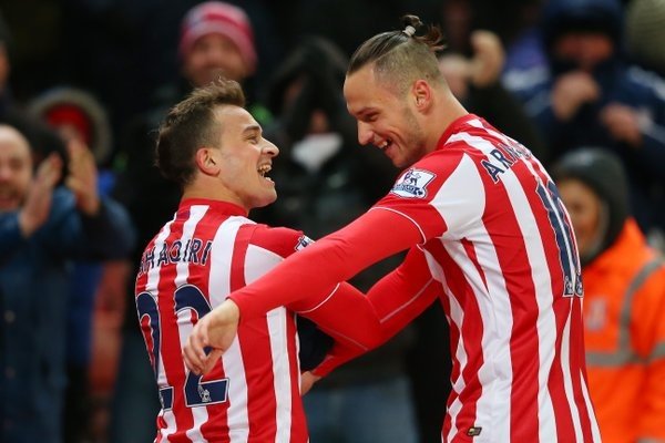 Arnautovic y Shaqiri celebran el gol del Stoke City ante el Newcastle. Twitter