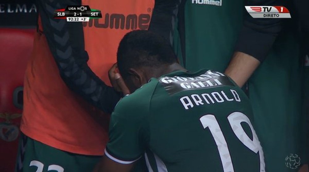 Arnold llora desconsoladamente en el banquillo del Vitória de Setúbal tras fallar una clarísima ocasión de gol en el último minuto, y tras tener que ser sustituido por ello. SportTV