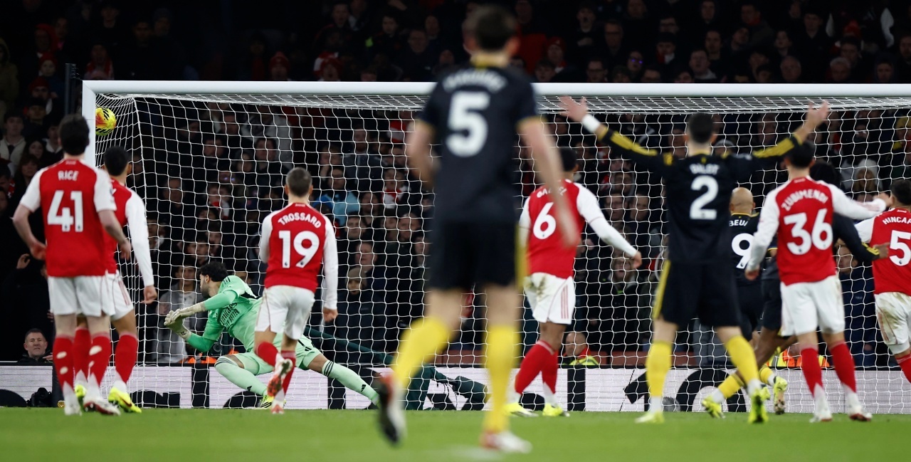 Arsenal title bid dented by dramatic Man Utd defeat