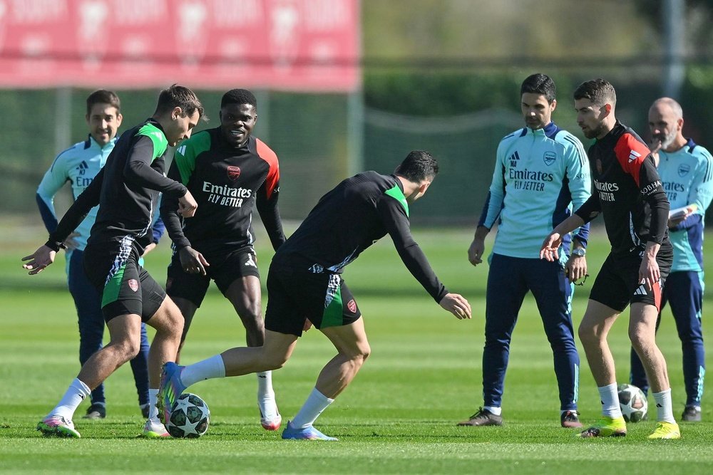 El Arsenal se ejercitó antes de recibir al Madrid. EFE