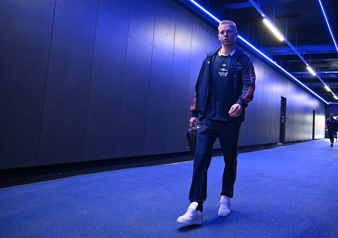 According to reports in England, Fulham are considering a move for Oleksandr Zinchenko, with the Arsenal full-back expected to be available for a reduced fee this summer.