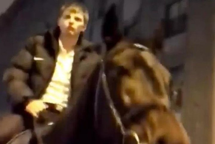 Arshavin, pillado a caballo en un club de 'striptease'