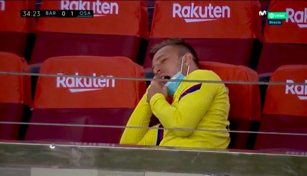 Arthur seen falling asleep in the stands while Barca were losing. Captura/MovistarLaLiga