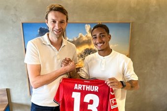 Le Bayern Leverkusen a annoncé ce lundi la signature du latéral droit Arthur Augusto, en provenance de l'América Mineiro.