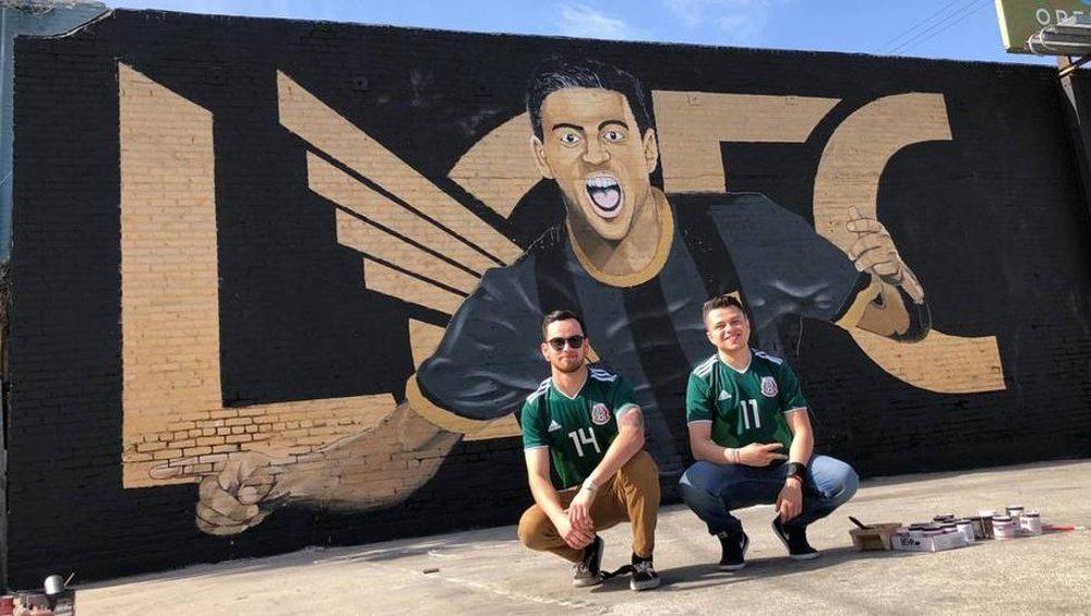 López y Mendoza tardaron 70 horas en acabar el mural de Vela. Twitter/LAFC