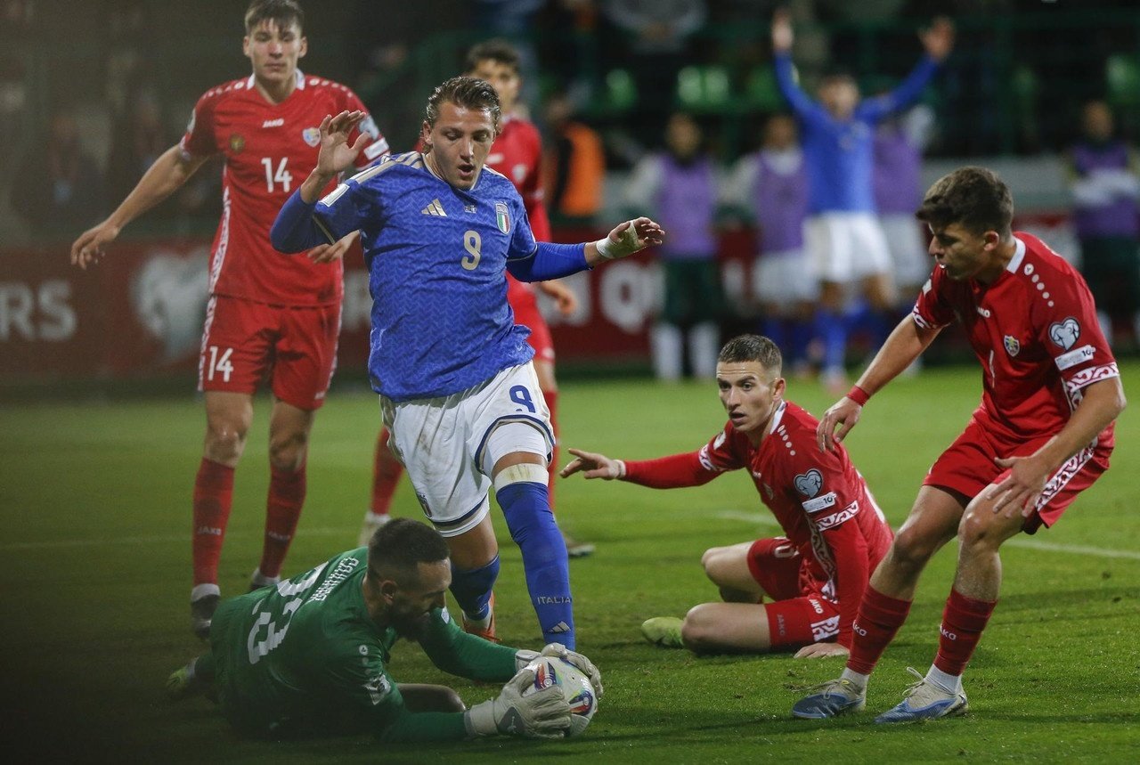 La Selección Italiana, con dos goles postreros en los últimos minutos, venció a Moldavia (0-2). La 'Azzurra' se enfrentará en la última jornada a Noruega, a la que tendrá que ganar por 9 goles de diferencia si quiere estar en el Mundial.