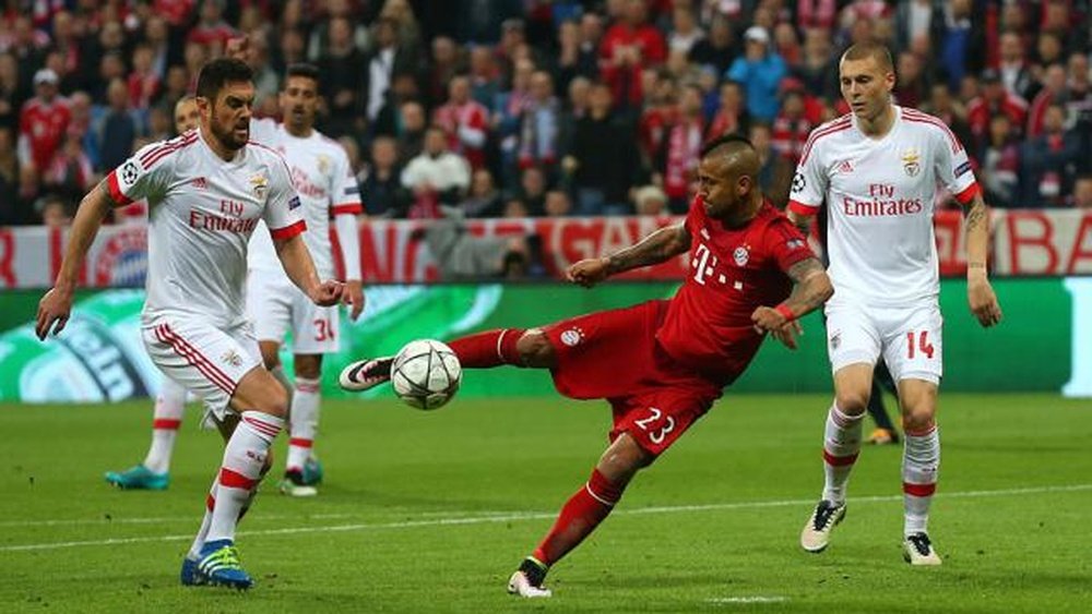 Arturo Vidal, autor del único gol del encuentro, remata a puerta en el Bayern-Benfica. FCBayern