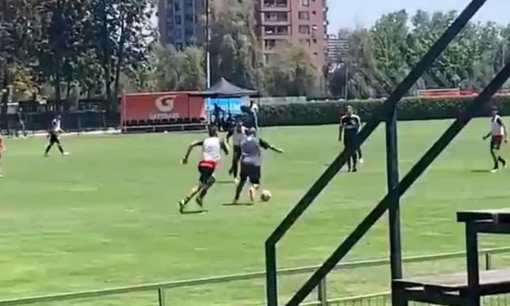 Arturo Vidal si allena con le giovanili del Colo Colo