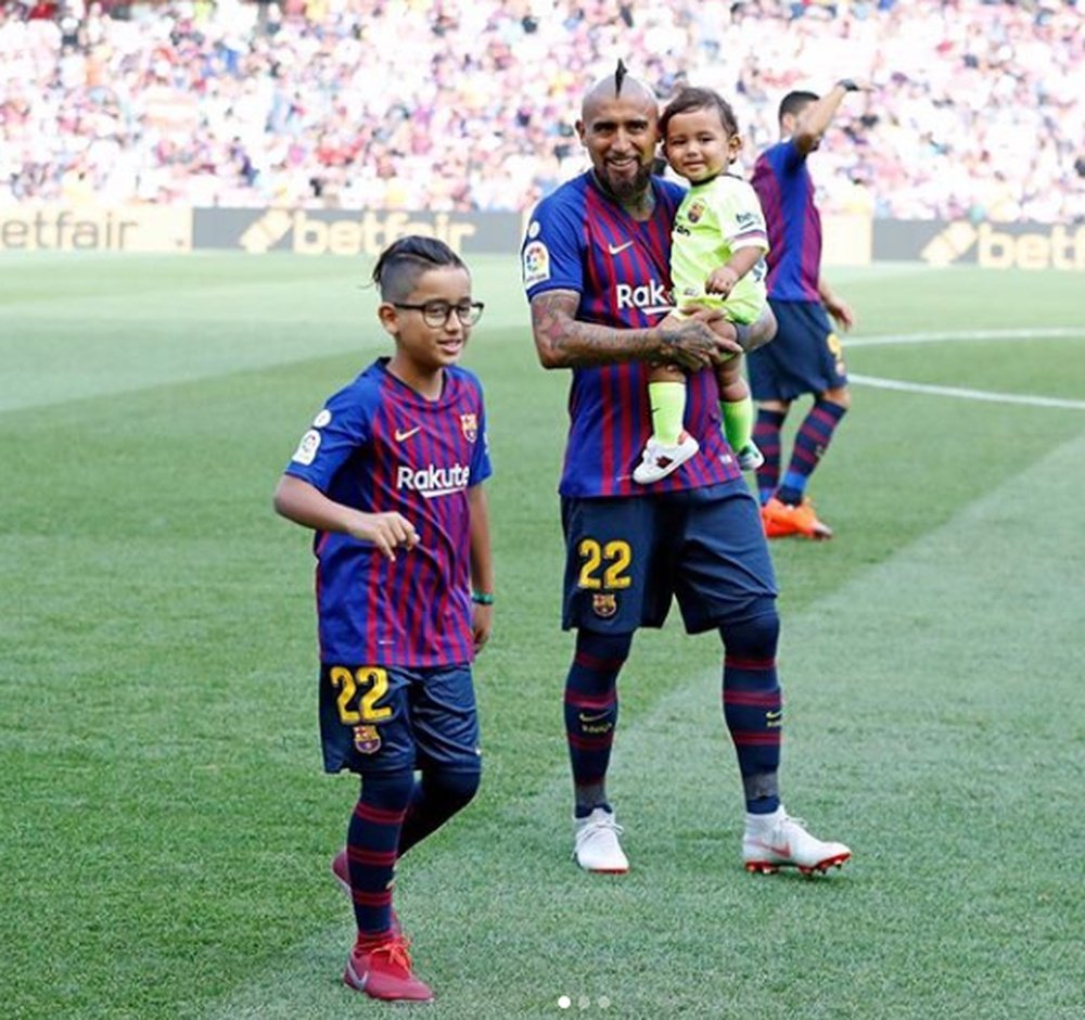 Arturo Vidal saltó al Camp Nou con sus dos hijos varones. Instagram