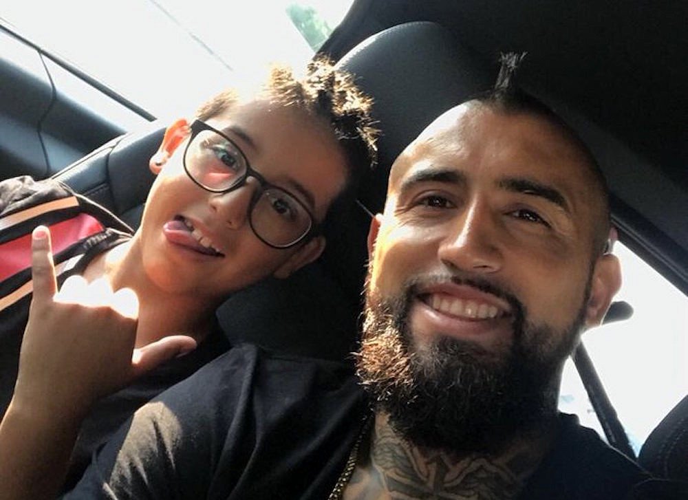 Vidal y sus hijos son dos amantes de las redes sociales. Twitter/kingarturo23