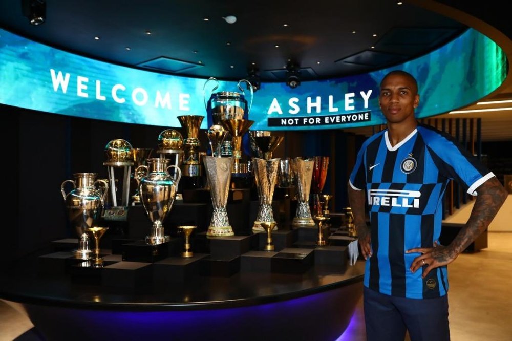 Ashley Young é o novo jogador da Inter. Twitter/Inter