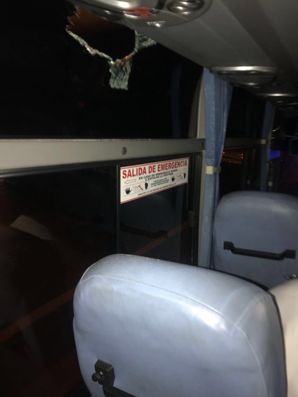 El autobús de Deportivo Pasto, apedreado. Twitter