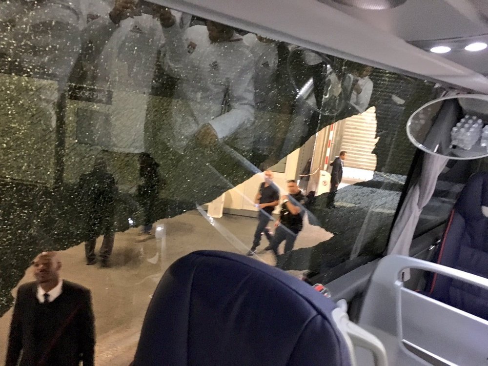 Así quedó el autobús del Olympique de Lyon, tal y como compartieron los jugadores del equipo galo a través de las redes sociales. Twitter/OL