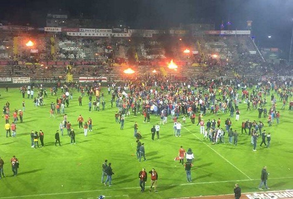 Así quedo el estadio del Eskisehirspor, al que tuvieron que acudir camiones de bomberos para sofocar las llamas. AFP