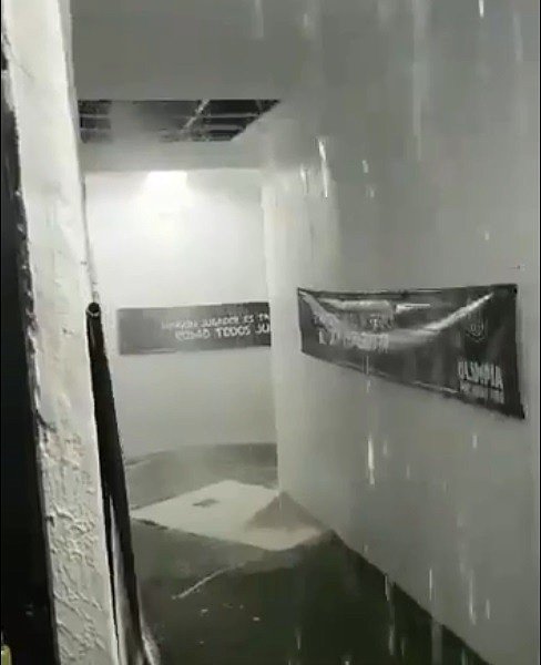 ¿Mala fe o accidente? Junior recibió a Olimpia ¡con el vestuario inundado!