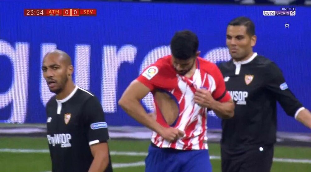 Así quedó la camiseta de Diego Costa tras el agarrón de Corchia. Captura/BeInSports