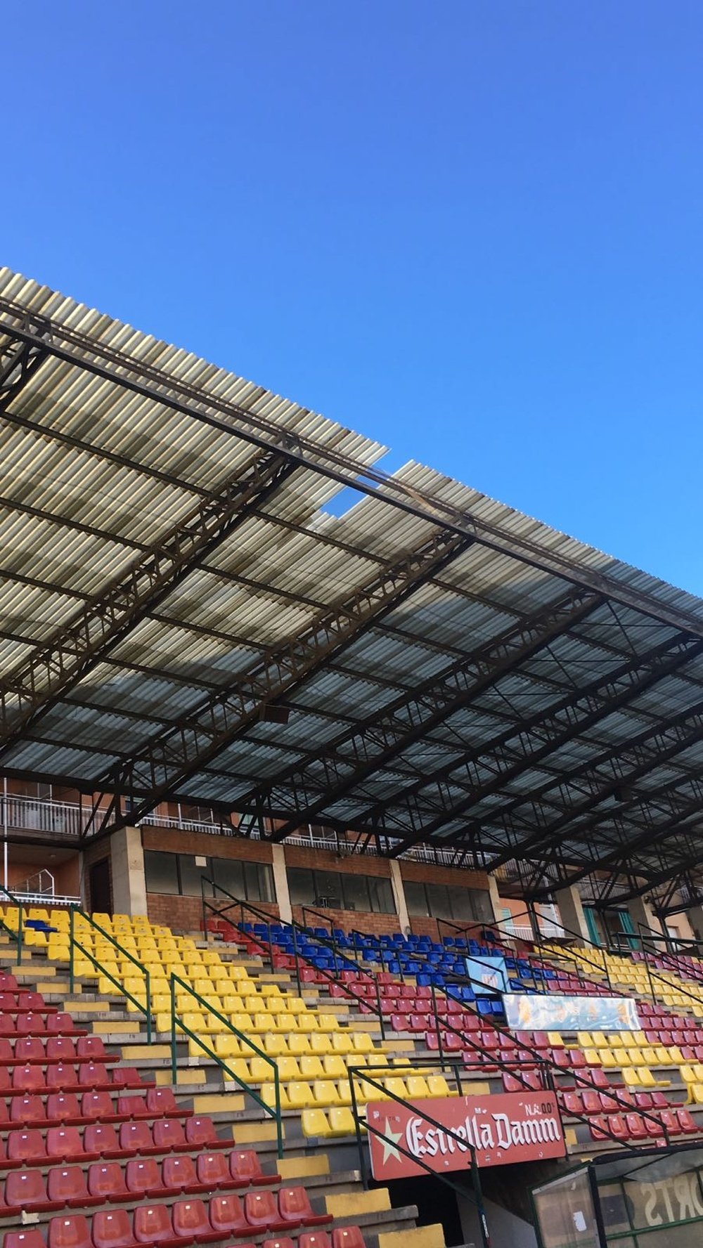 El viento arrancó un trozo de la cubierta del estadio del Sant Andreu. UESantAndreu