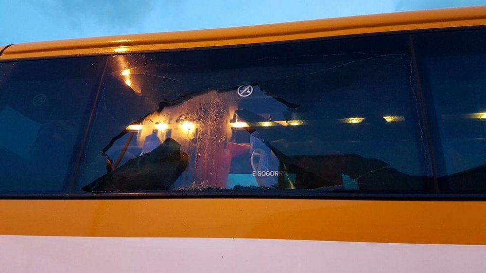 Así quedó una de las lunas del bus que transportaba a los jugadores del Polvorín a Ribadeo. Twitter