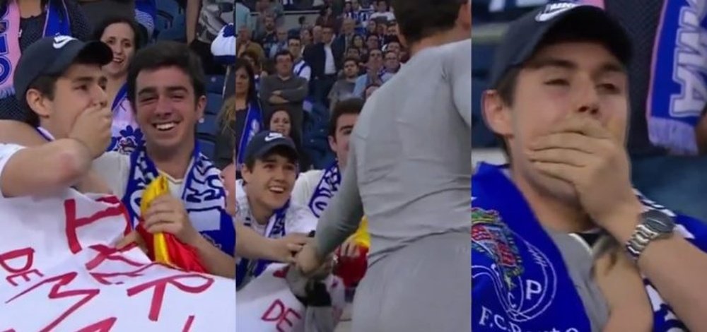 El aficionado, incrédulo tras recibir la camiseta de Casillas. Twitter/PortoGlobo