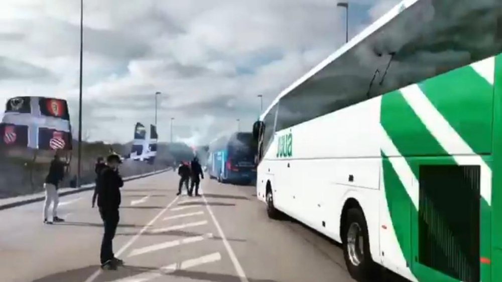 Les supporters de l'Espanyol ont reçu leurs joueurs comme il se doit. Captura/Twitter/CurvaRCDE