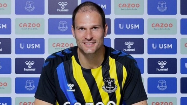 El Everton oficializó a Begovic: firma por un año con opción a otro
