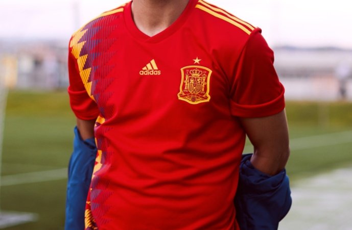 España hace oficial la camiseta con la que a ganar Mundial