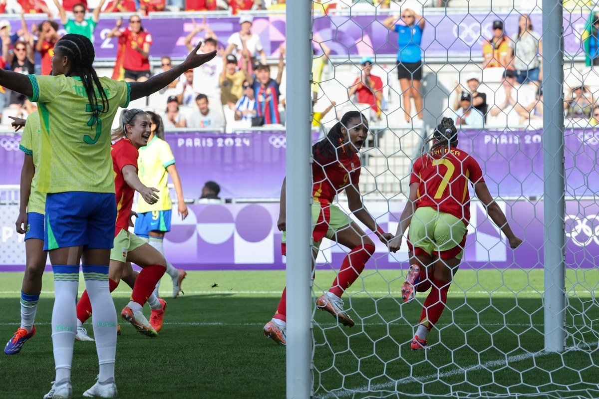 Athenea celebra seu gol, ante o Brasil. EFE