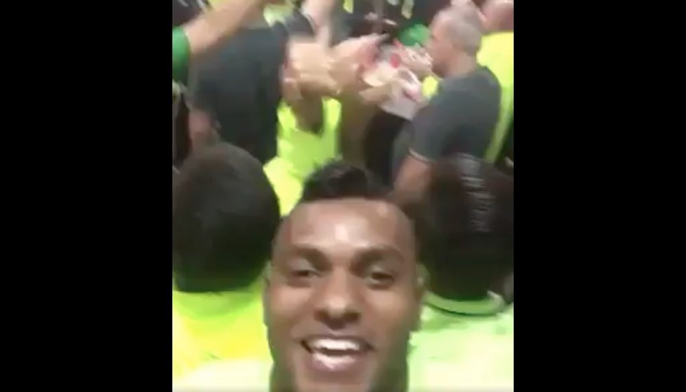 Atlético Nacional dedica o passe a finais da Clausura 2016 à Chapecoense. Twitter/MiguelBorja