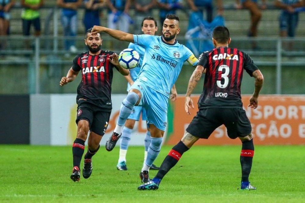 Gremio cayó ante Atlético Paranaense. Twitter/Gremio_es