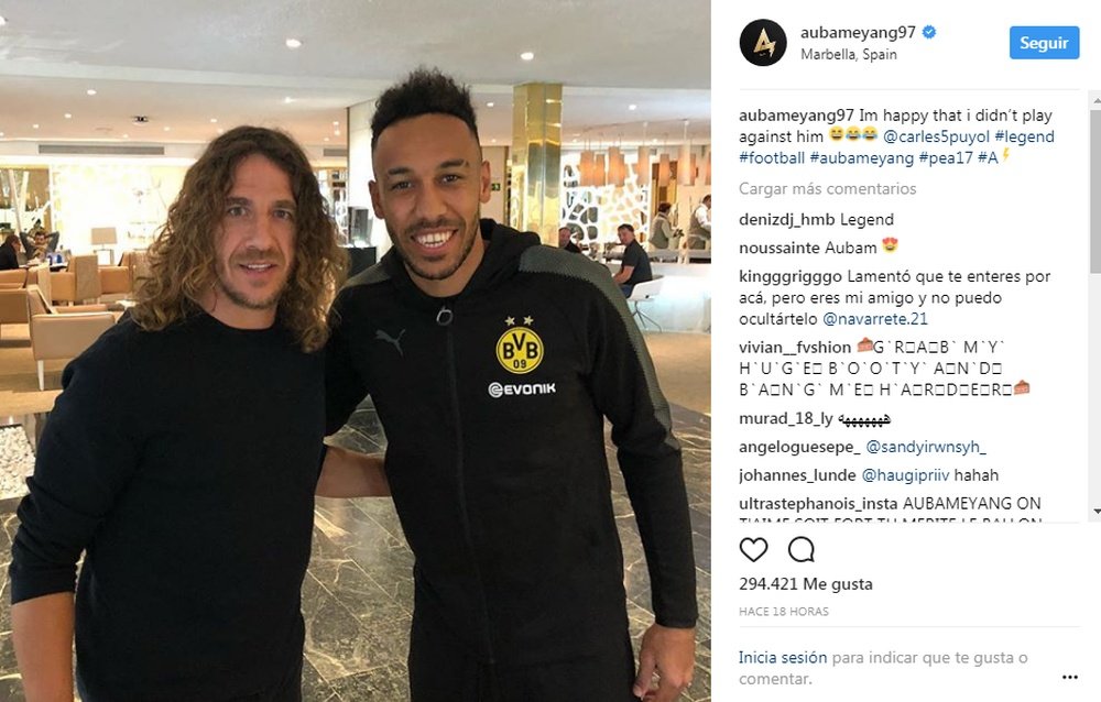 Aubameyang, feliz junto a una leyenda como Carles Puyol. Instagram/Aubameyang97