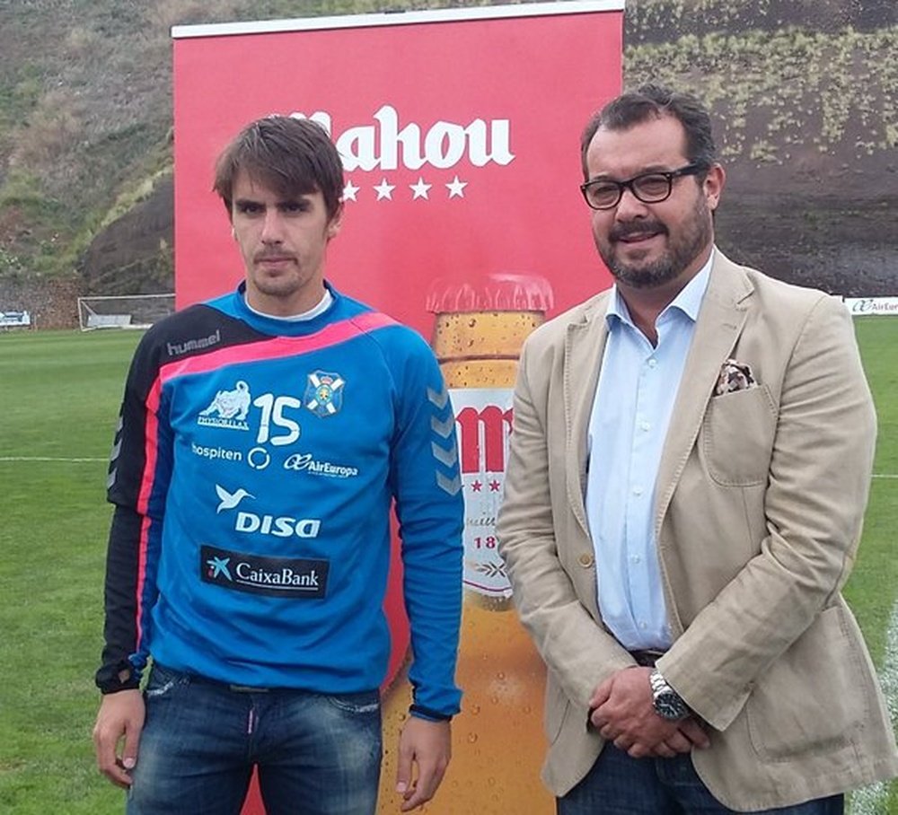 Aurtenetxe posa como jugador del Tenerife. Twitter.