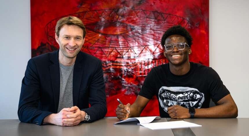 Axel Tape signe au Bayer Leverkusen. Bayer04