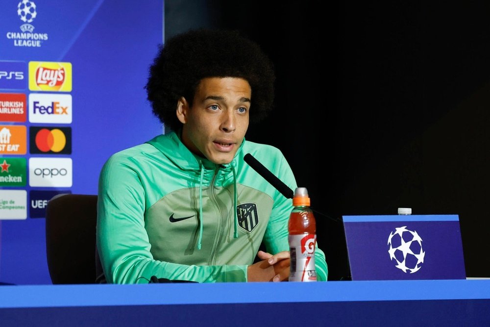 Witsel pide usar la cabeza para remontar. EFE/JJ Guillén