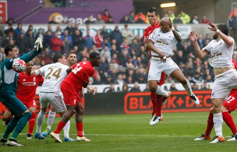 Ayew cabecea un balón en el encuentro entre el Swansea City y el Liverpool. SwanseaCityAFC