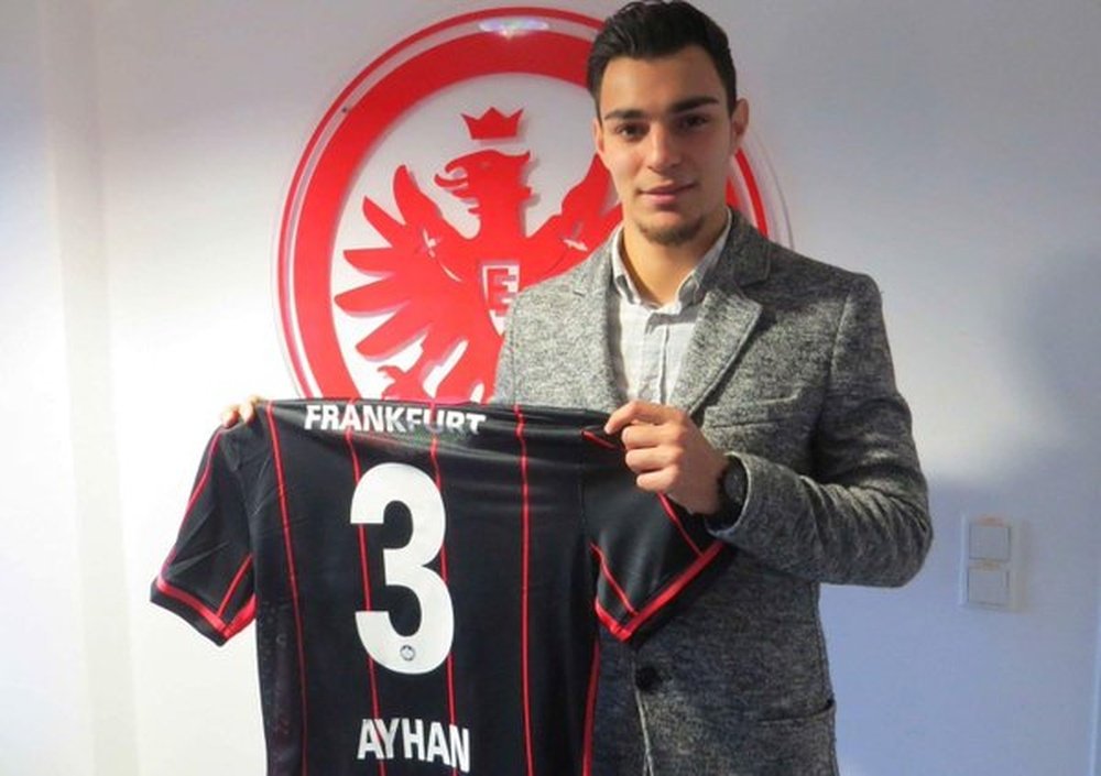 Ayhan, durante su presentación como jugador del Eintracht. Twitter