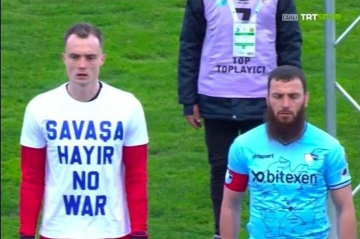 Aykut Demir, el jugador que se negó a llevar una camiseta contra la guerra en Ucrania
