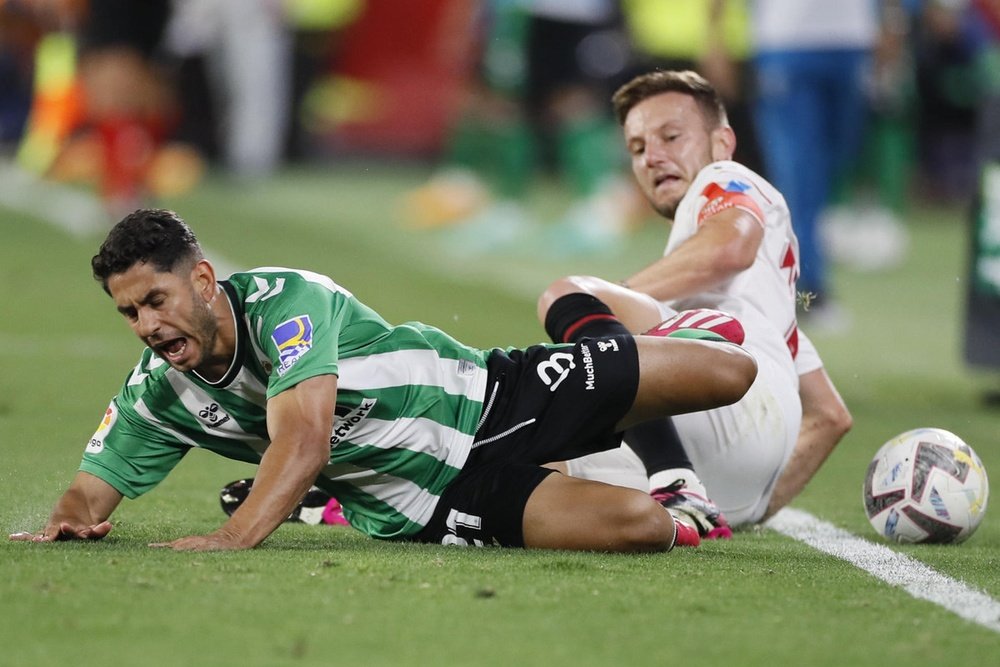 Ayoze Pérez (L) es derribado por Ivan Rakitic (R) en el Sevilla-Betis de Primera División 2022-23. EFE/José Manuel Vidal