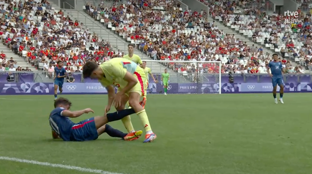 Edison Azcona left the Dominican Republic with 10 men against Spain on the brink of half-time. After being fouled by Pau Cubarsi, the Las Vegas Lights player paid for his anger by kicking the Barcelona player in the crotch.