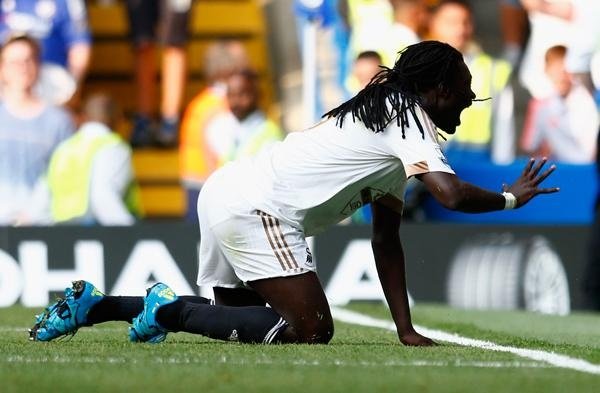 Bafetimbi Gomis célèbre un but avec le Swansea face au Chelsea. Twitter