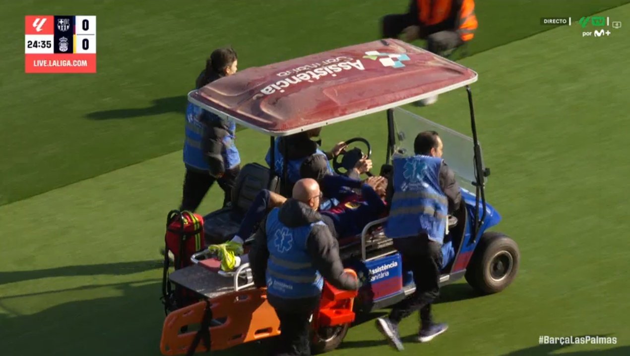 Balde, recuperado após vomitar sangue por um golpe na traqueia. Captura/Movistar+