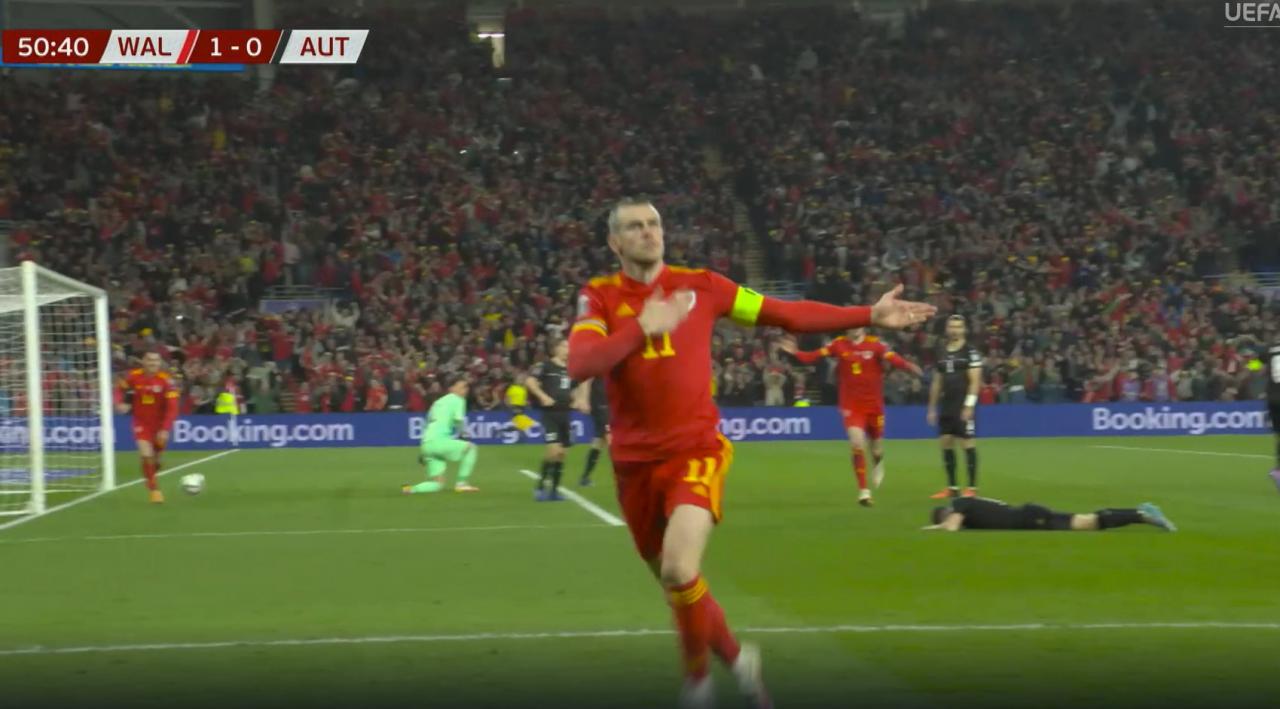 Bale, durante la celebración de un gol con Gales