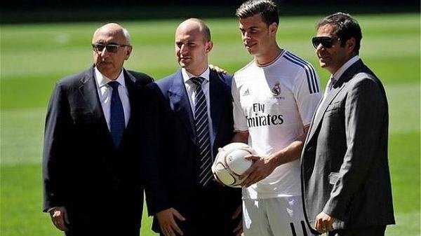 Bale, junto a su representante en su presentación con el Real Madrid. Twitter