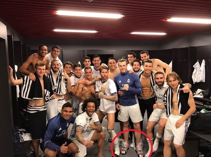 Bale a fini le match avec des poches de glace sur les chevilles
