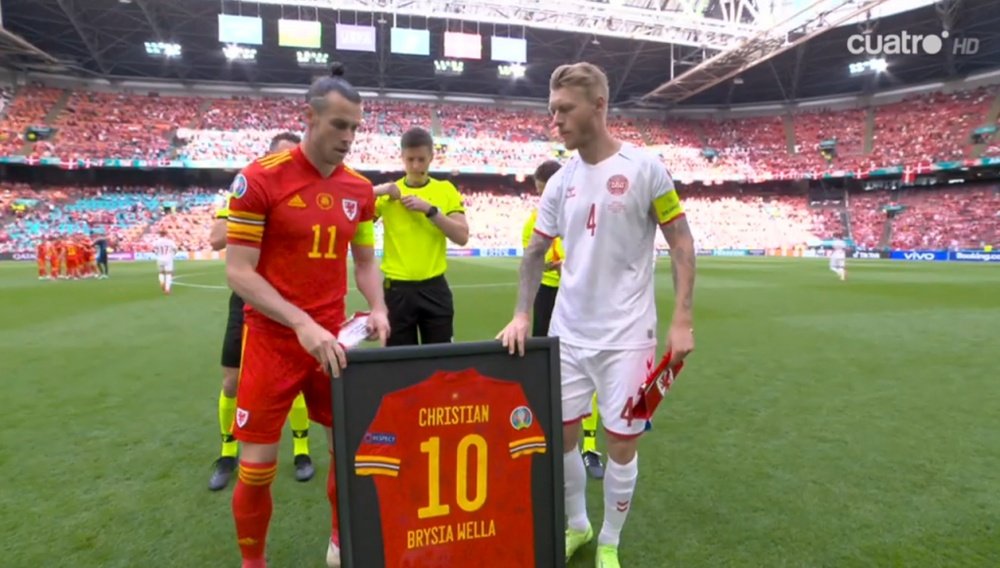 Bale and Wales paid tribute to Eriksen in Wales v Denmark. Screenshot/Cuatro