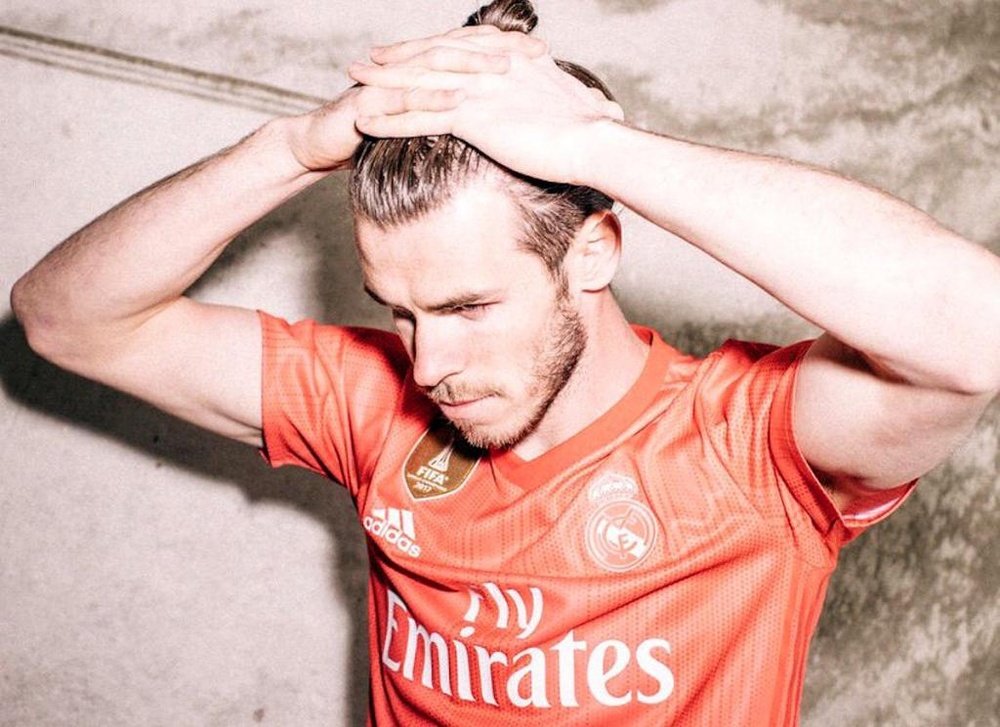 Bale presentando la nueva equipación. Twitter/realmadrid