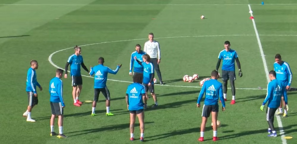 Modric se enfadó con Bale en un rondo ¡y pegó un pelotazo! Captura/Youtube