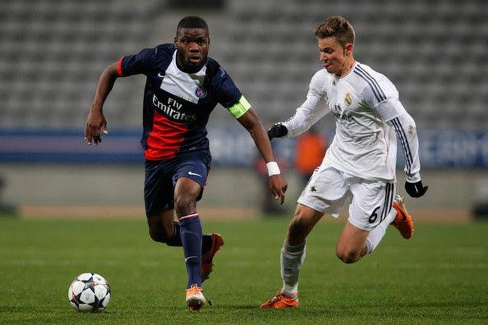 Bambock, disputando un partido con el Juvenil del Paris Saint-Germain. Twitter