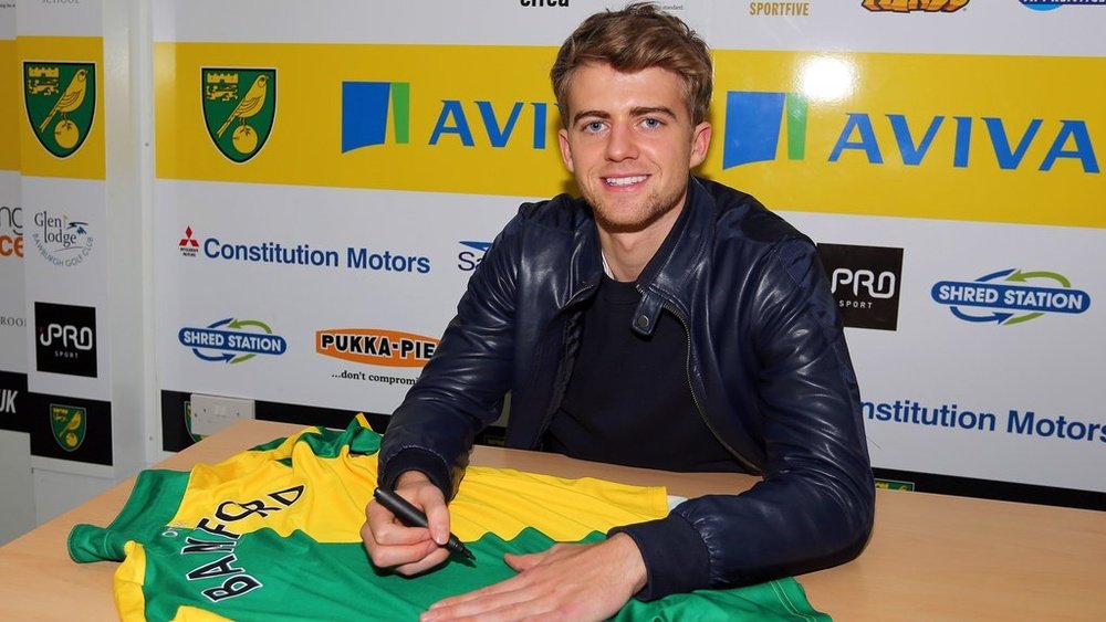 Bamford firma una camiseta del Norwich City. Twitter