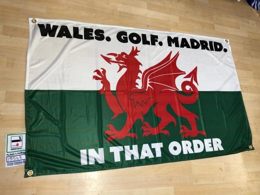 Gales respondió a Mijatovic con una bandera sobre Bale. WelshFootyFlages